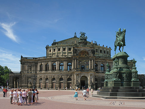 Foto König-Johann-Statue mit Semperoper