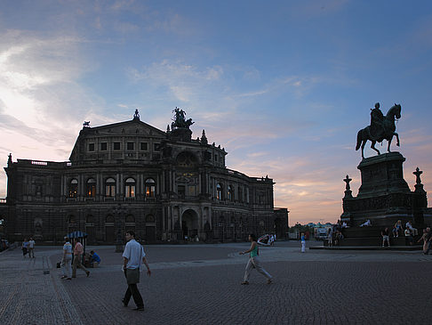 Foto Statue und Semperoper