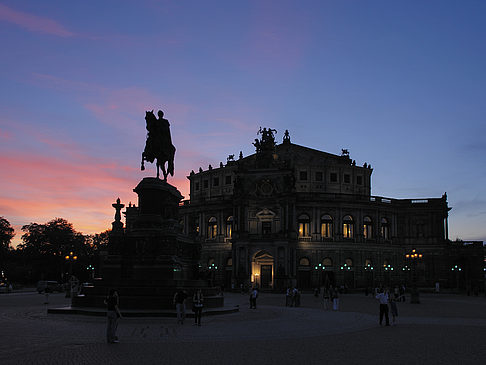 Statue und Semperoper