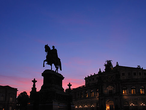 Statue und Semperoper Fotos