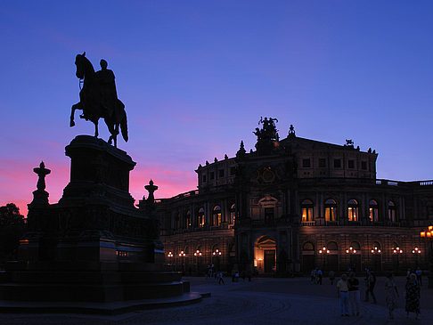 Statue und Semperoper