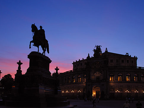 Statue und Semperoper