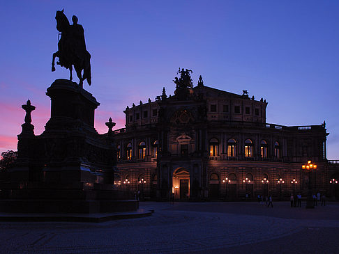 Statue und Semperoper Fotos