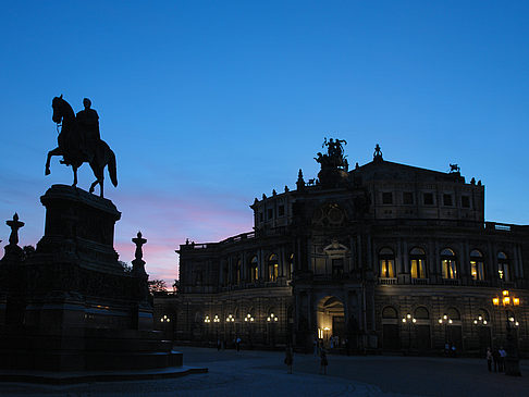 Statue und Semperoper Fotos