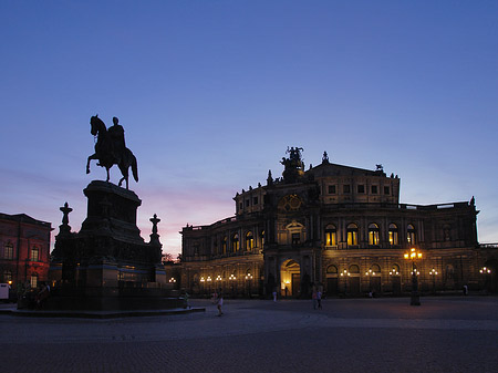 Foto Statue und Semperoper - Dresden