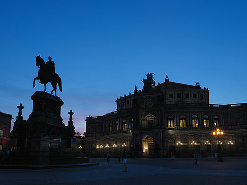 Statue und Semperoper Foto 