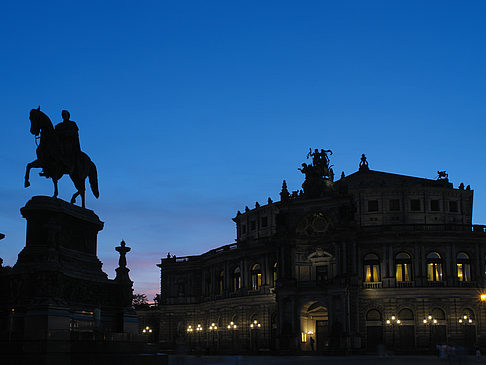 Statue und Semperoper Fotos