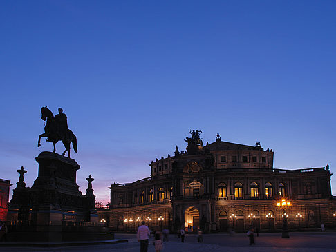 Statue und Semperoper Fotos