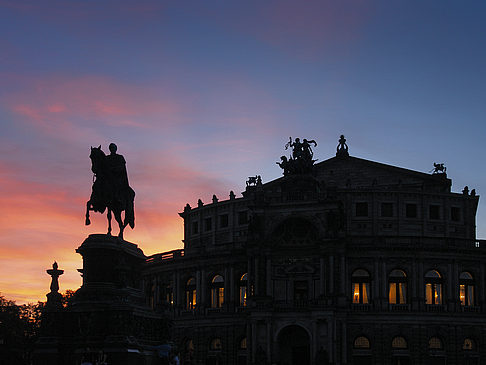 Statue und Semperoper Fotos