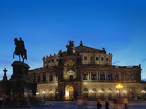 Statue und Semperoper Fotos