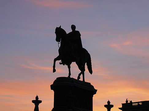 Foto König-Johann-Statue bei Sonnenuntergang