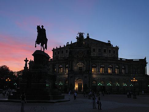 Foto König-Johann-Statue bei Sonnenuntergang