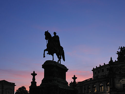 Fotos König-Johann-Statue bei Sonnenuntergang | Dresden