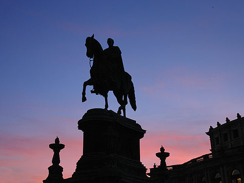 König-Johann-Statue bei Sonnenuntergang Foto 