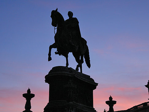 König-Johann-Statue bei Sonnenuntergang Foto 