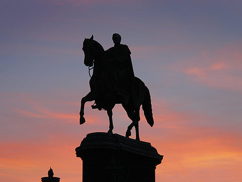 Foto König-Johann-Statue bei Sonnenuntergang - Dresden