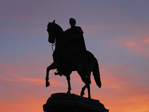 Foto König-Johann-Statue bei Sonnenuntergang