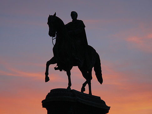 Fotos König-Johann-Statue bei Sonnenuntergang