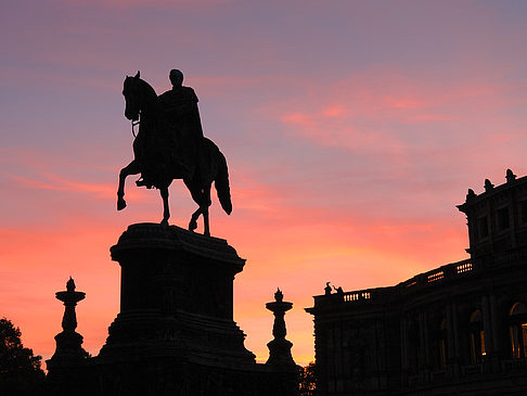 König-Johann-Statue bei Sonnenuntergang