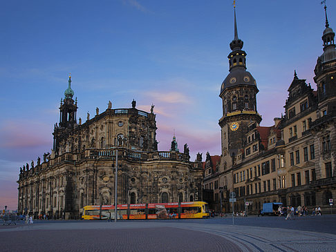 Fotos Schloss und Hofkirche am Abend