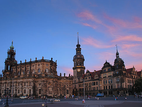 Fotos Schloss und Hofkirche am Abend