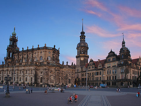 Foto Schloss und Hofkirche am Abend