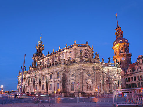 Schloss und Hofkirche am Abend