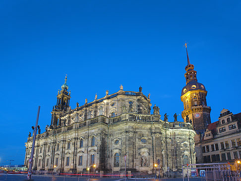 Foto Schloss und Hofkirche am Abend