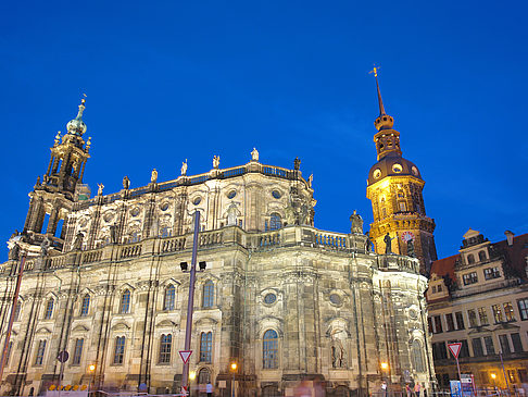 Foto Schloss und Hofkirche am Abend