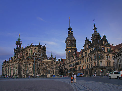 Schloss und Hofkirche am Abend Fotos