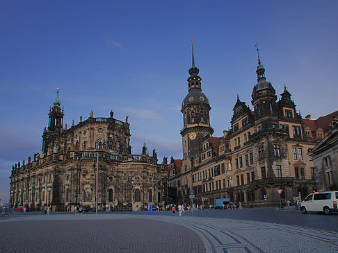 Schloss und Hofkirche am Abend