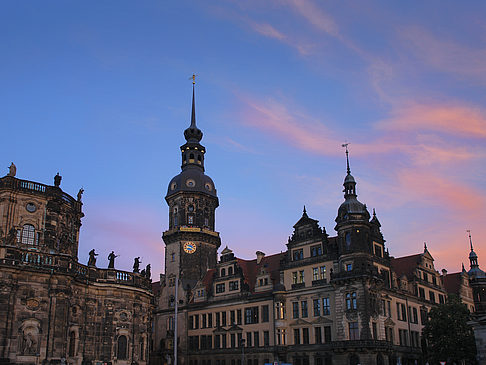 Schloss und Hofkirche am Abend Foto 