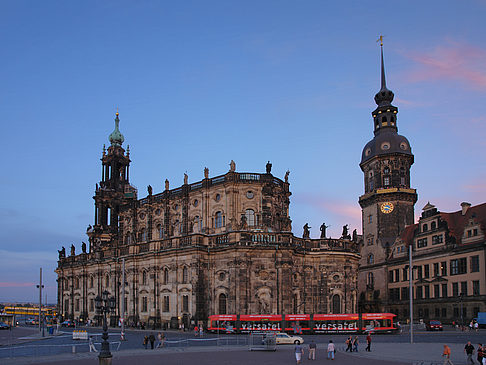 Schloss und Hofkirche am Abend