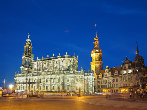 Foto Schloss und Hofkirche nachts