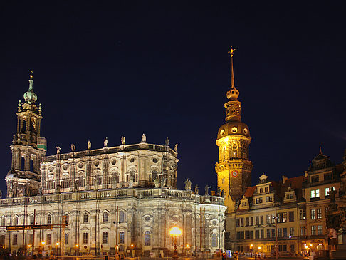 Schloss und Hofkirche nachts Fotos