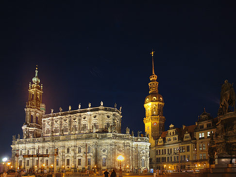 Schloss und Hofkirche nachts