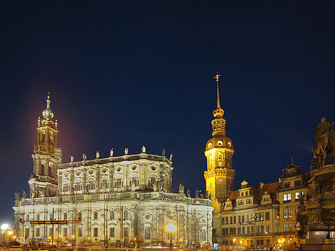 Schloss und Hofkirche nachts Foto 