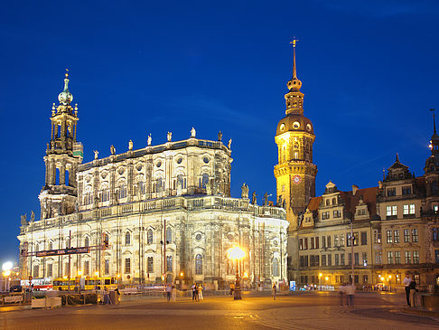 Schloss und Hofkirche nachts Fotos