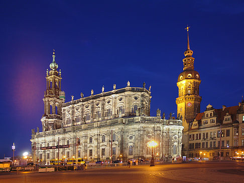 Schloss und Hofkirche nachts Fotos