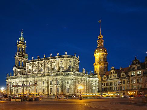 Schloss und Hofkirche nachts