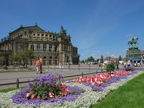 Fotos Semperoper mit Blumen