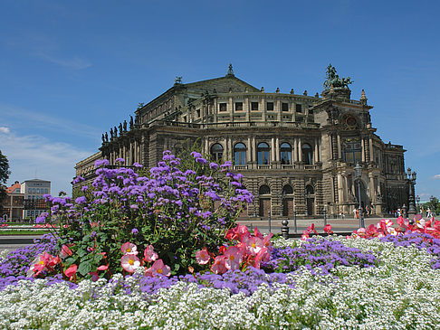 Semperoper mit Blumen Fotos