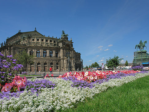 Semperoper mit Blumen