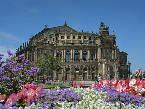 Semperoper mit Blumen Fotos