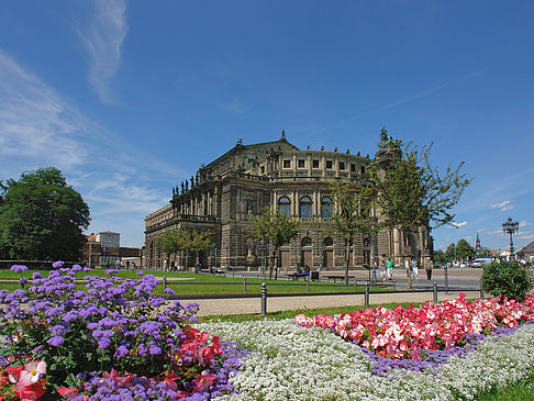 Semperoper mit Blumen