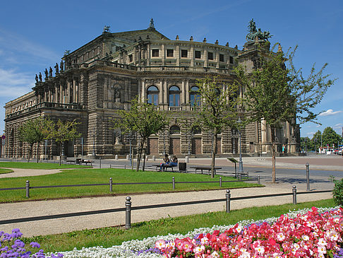 Semperoper mit Blumen Foto 