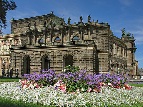 Semperoper mit Blumen