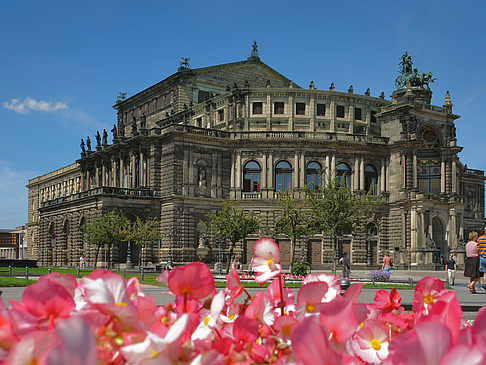 Semperoper mit Blumen