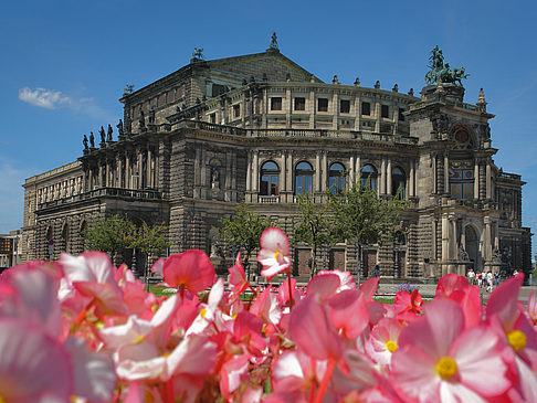 Semperoper mit Blumen Foto 