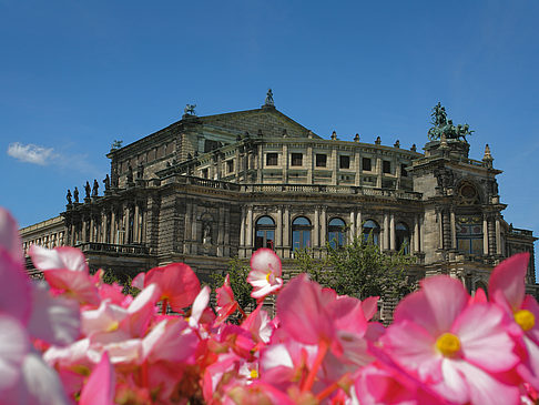 Fotos Semperoper mit Blumen